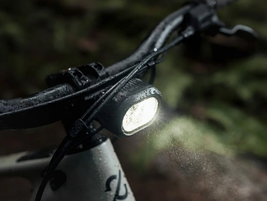 2-vtt-electrique-amflow-pr-carbon phare avant vtt électrique Amflow PR Carbon