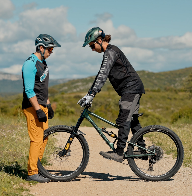 4-position-vtt-progresser-en-vtt position des bras sur son vtt