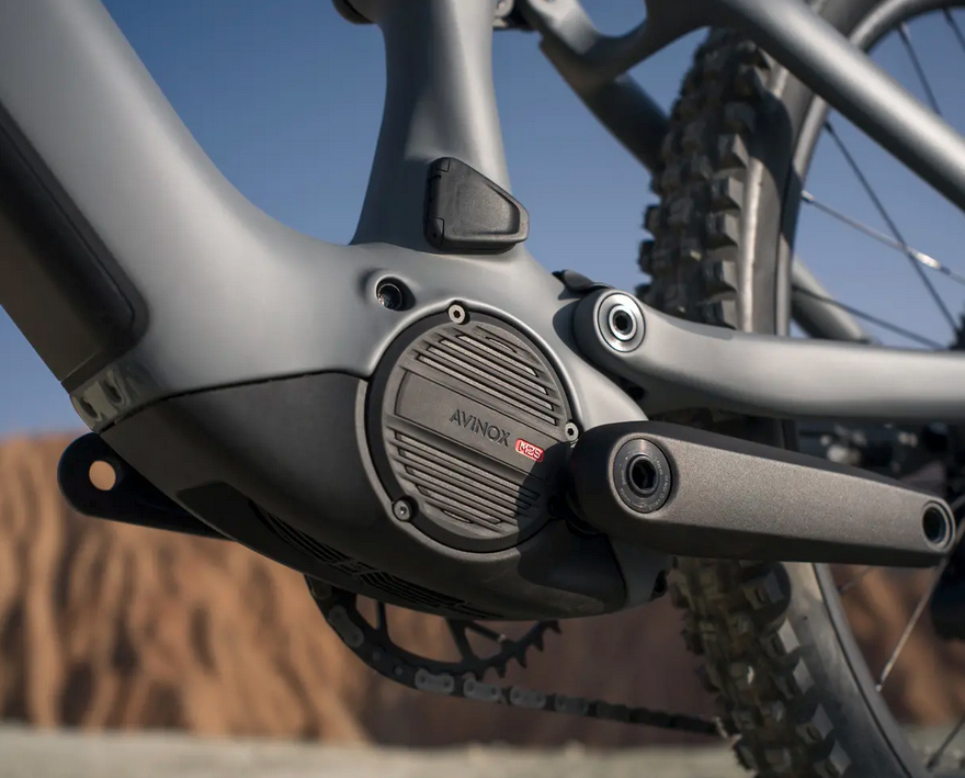 5-vtt-electrique-amflow-pr-carbon moteur pédalier avinox m2 sur ce vtt amflow pr carbon