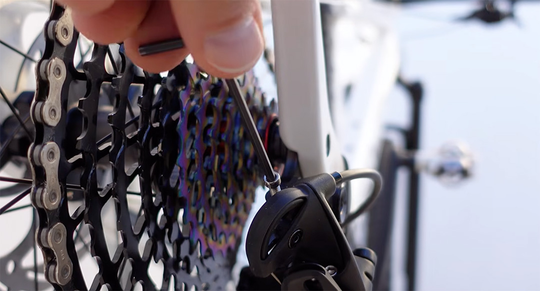 1-reglage-de-la-vis-englobe-derailleur-vtt réglage de dérailleur vtt