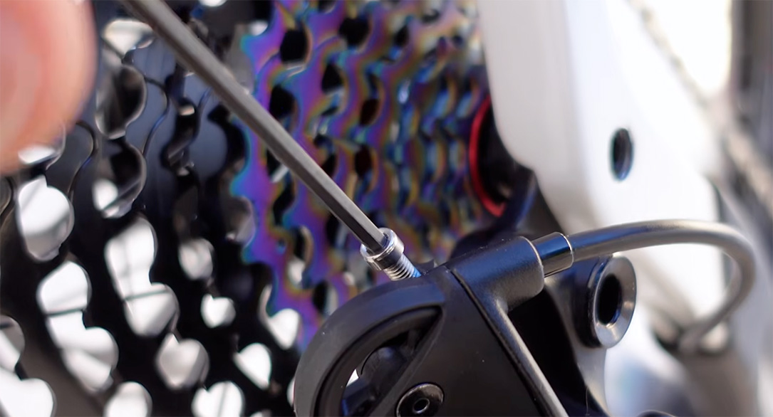 2-reglage-de-la-vis-englobe-derailleur-vtt réglage de dérailleur vtt vis d'englobé