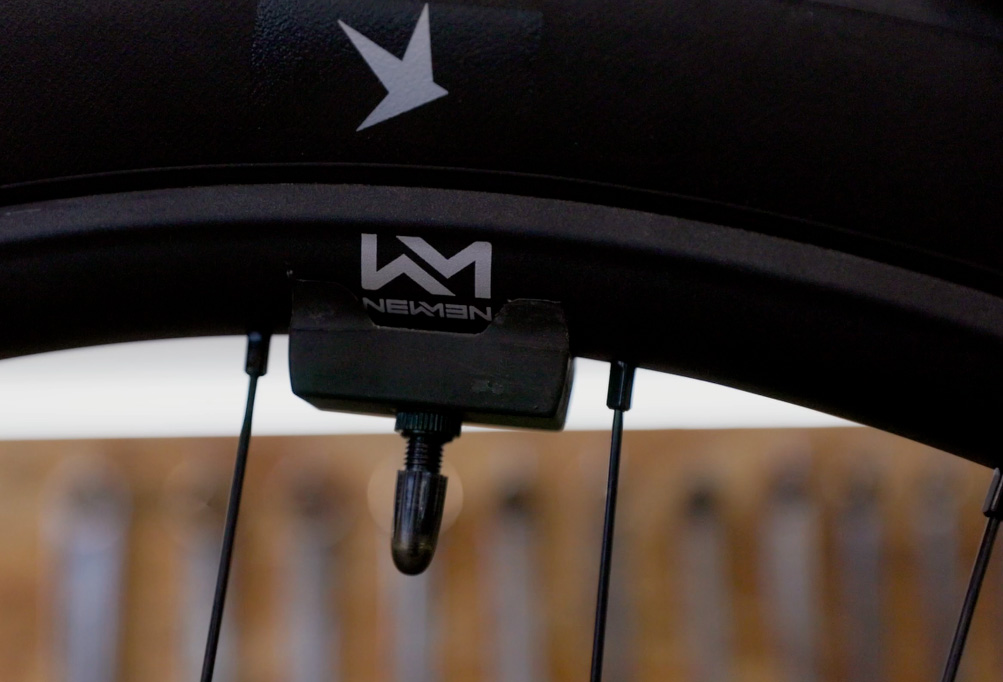 3-montage-pneu-vtt-tubeless valve tubeless vtt électrique