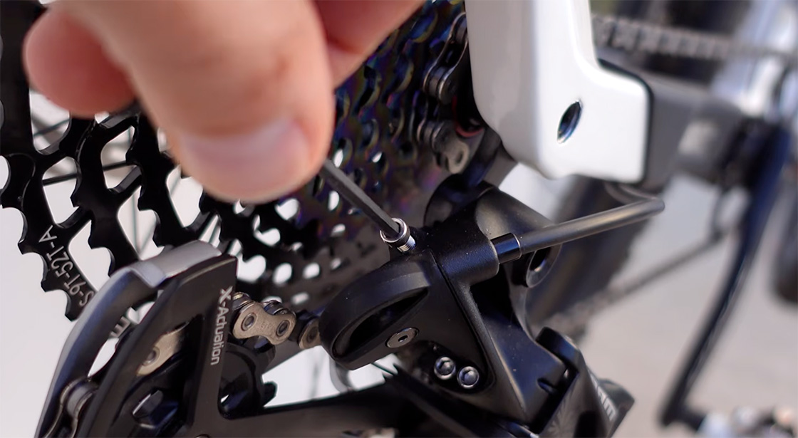 3-reglage-de-la-vis-englobe-derailleur-vtt comment bien régler votre dérailleur de vtt