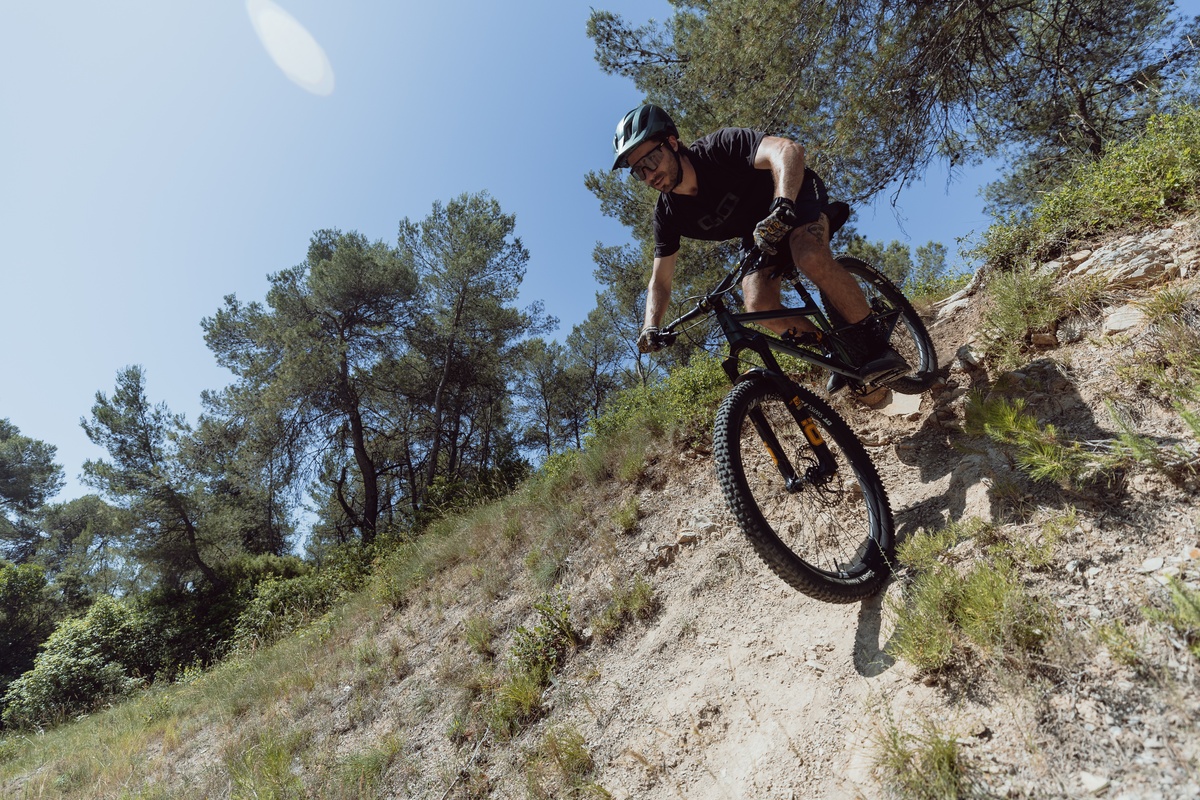 3-tutoriel-pilotage-freinage Pilote de VTT en position de freinage contrôlé en descente