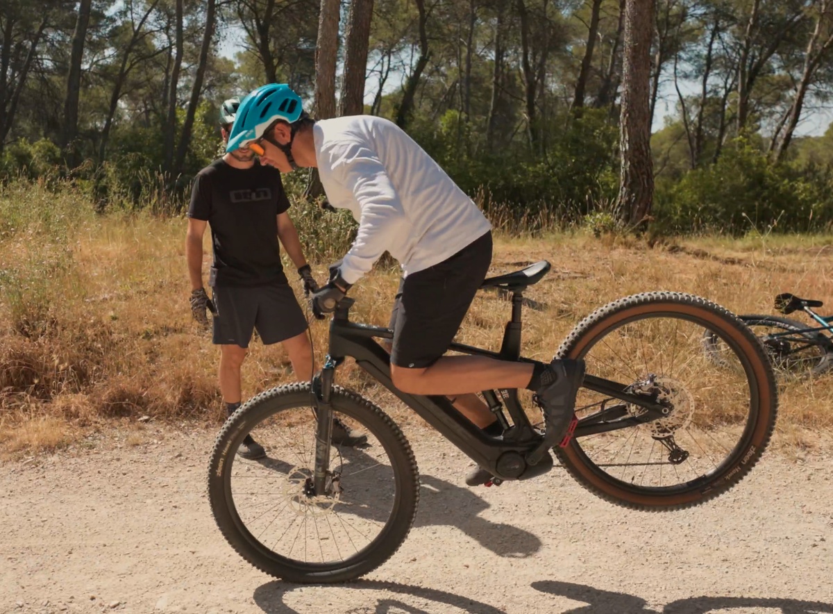 4-conseils-pilotage-freinage Répartition du poids entre les deux roues lors du freinage en VTT