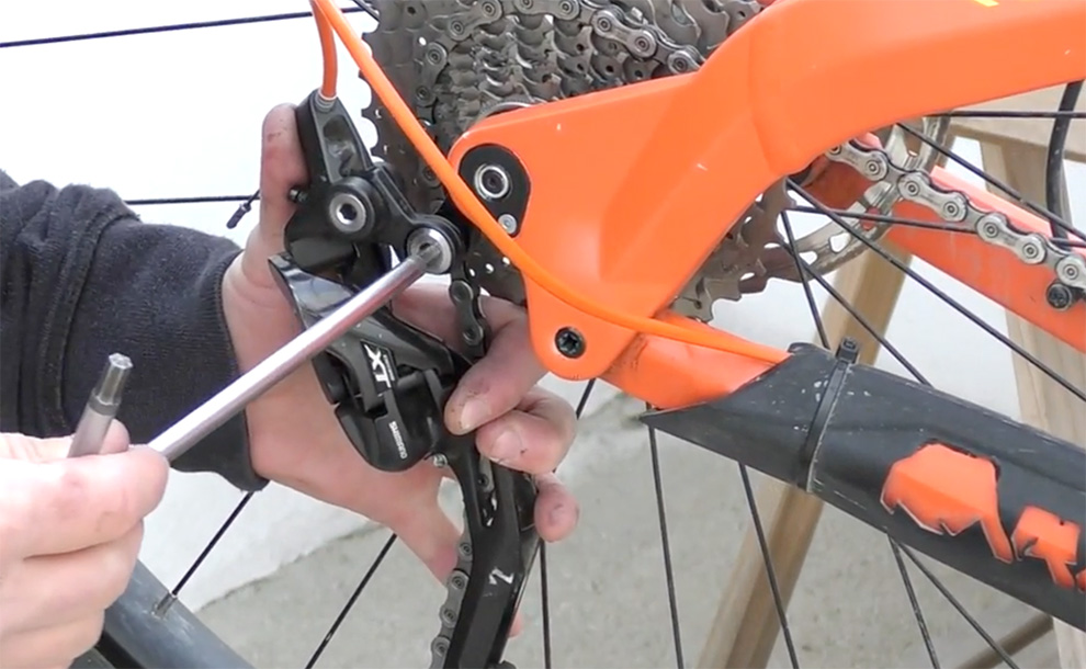 4-reglage-alignement-patte-de-derailleur-vtt montage dérailleur après réglage d'alignement de la patte de dérailleur vtt