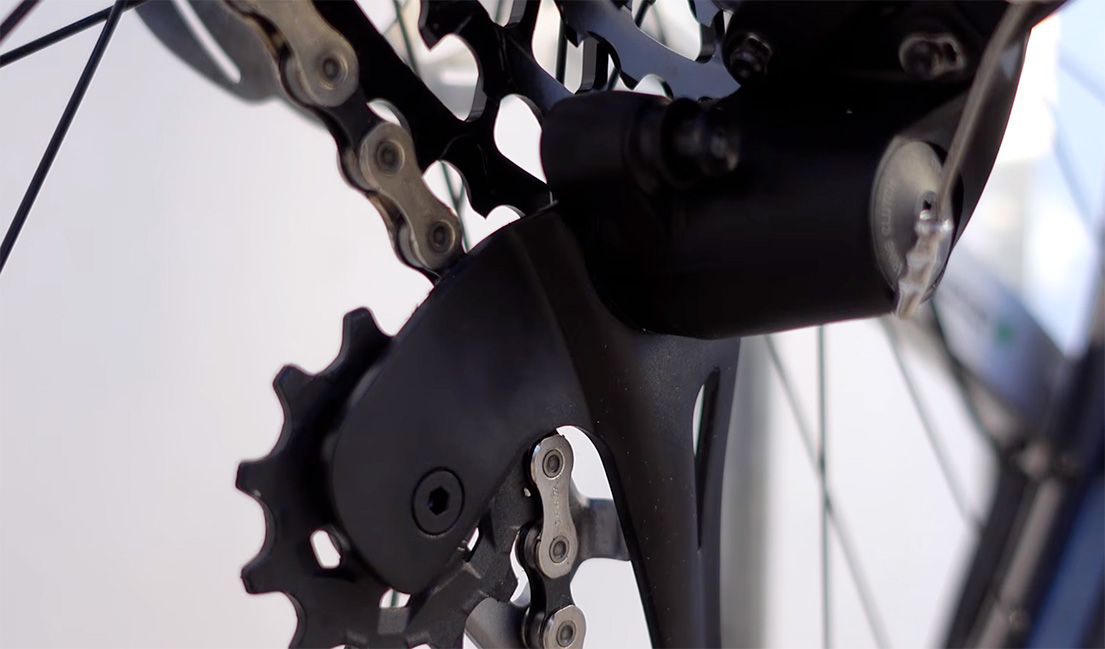 4-reglage-de-la-vis-englobe-derailleur-vtt tutoriel réglage de dérailleur arrière vtt
