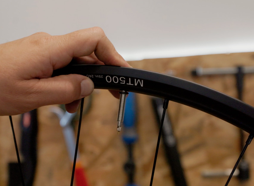 5-montage-pneu-vtt-tubeless montage valve tubeless sur jante vtt tubeless