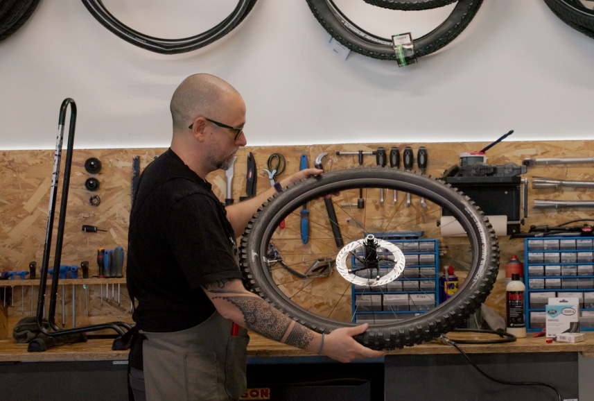 8-montage-pneu-vtt-tubeless répartir le produit préventif dans le pneu