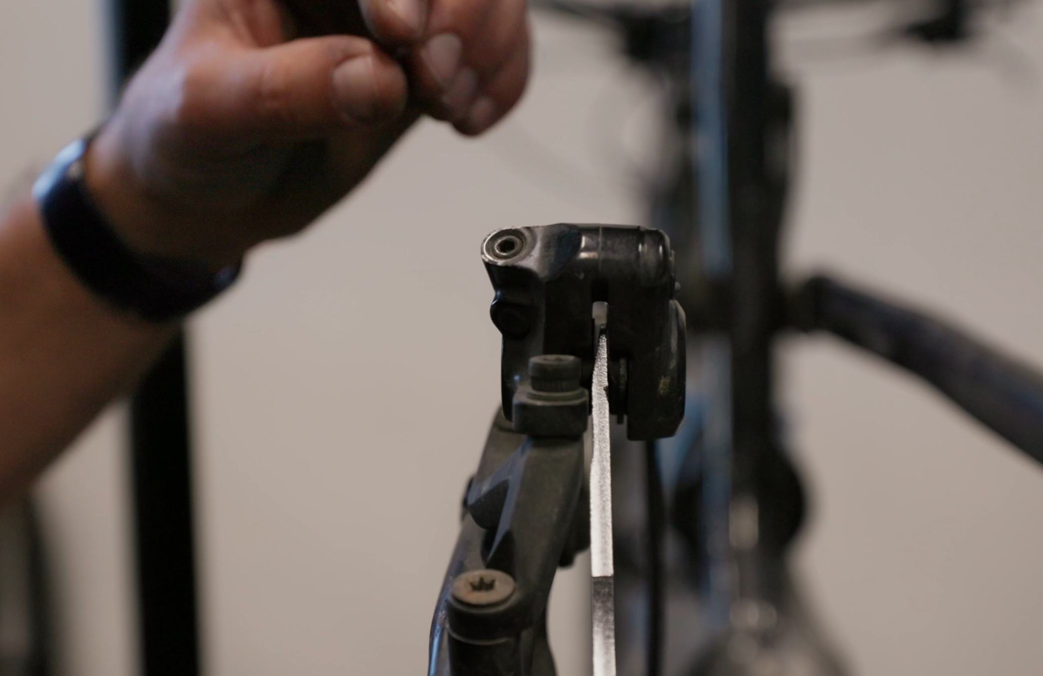 tutoriel-changement-de-plaquettes-02 Repousser les pistons de l'étrier à l'aide d'un outil disque avant de changer les plaquettes de VTT