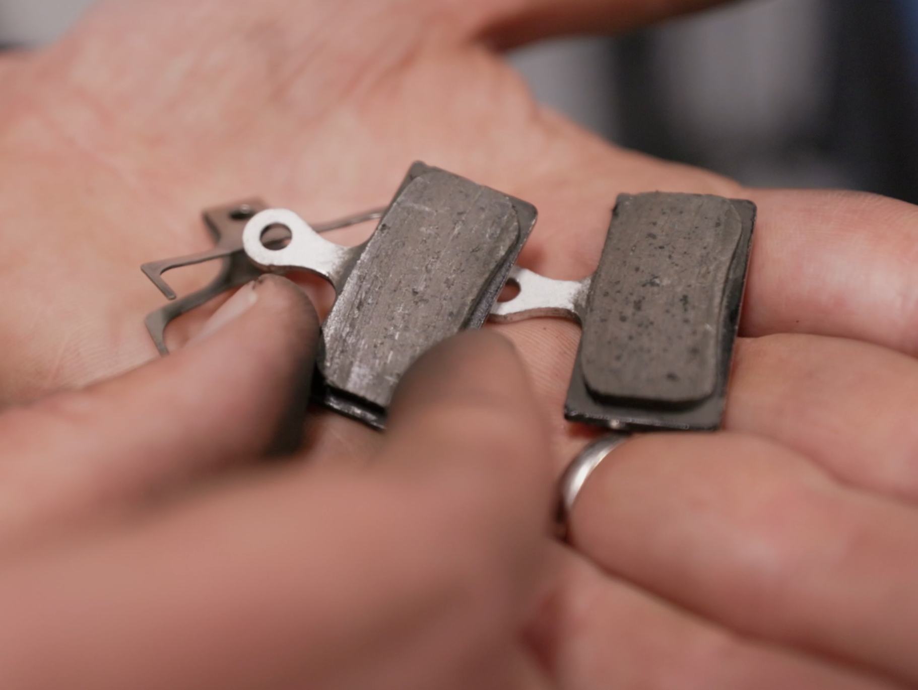 tutoriel-changement-de-plaquettes-06 Plaquettes de frein usées extraites de l'étrier d'un VTT électrique