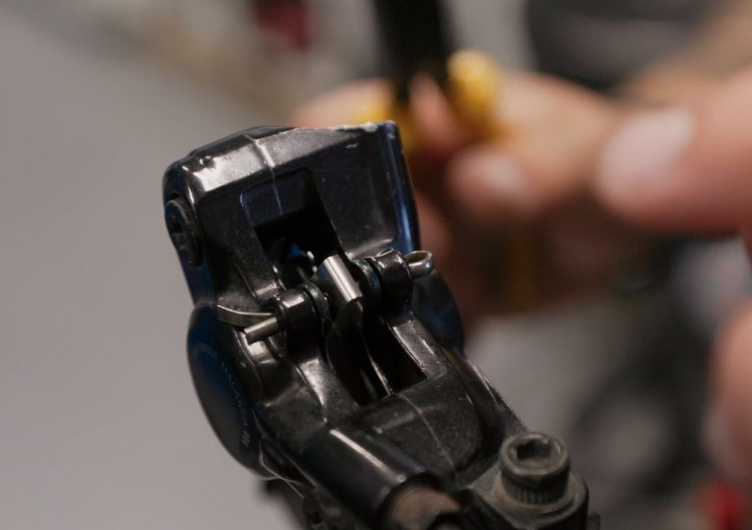 tutoriel-changement-de-plaquettes-13 Roue arrière remontée sur le VTT après le changement des plaquettes de frein